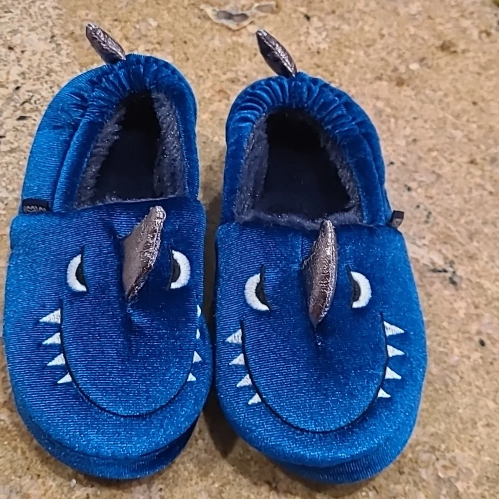 TOTES BLUE SLIPPERS MONSTER SHARK SIZE 11-12 NEW TODDLER BOY